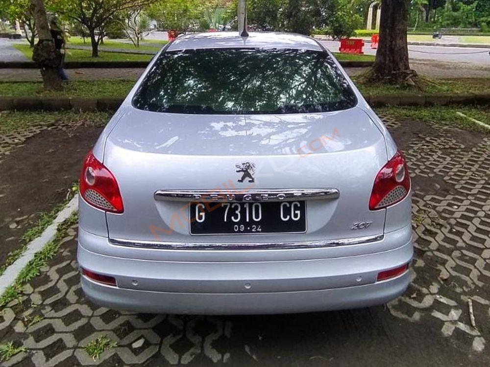 Mobil Peugeot 207 2012