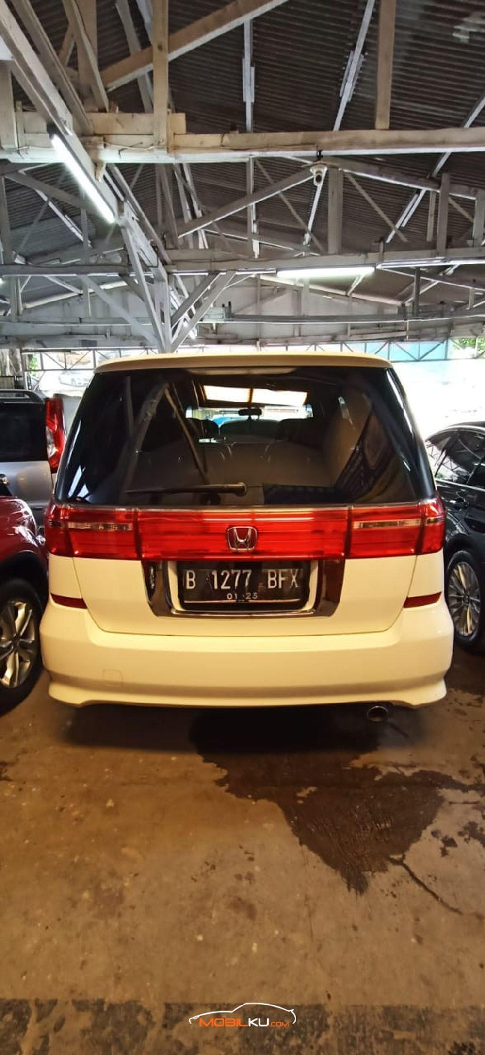 Mobil Honda Elysion 2010