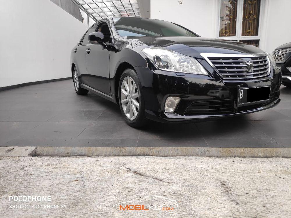 Mobil Toyota Crown 2010