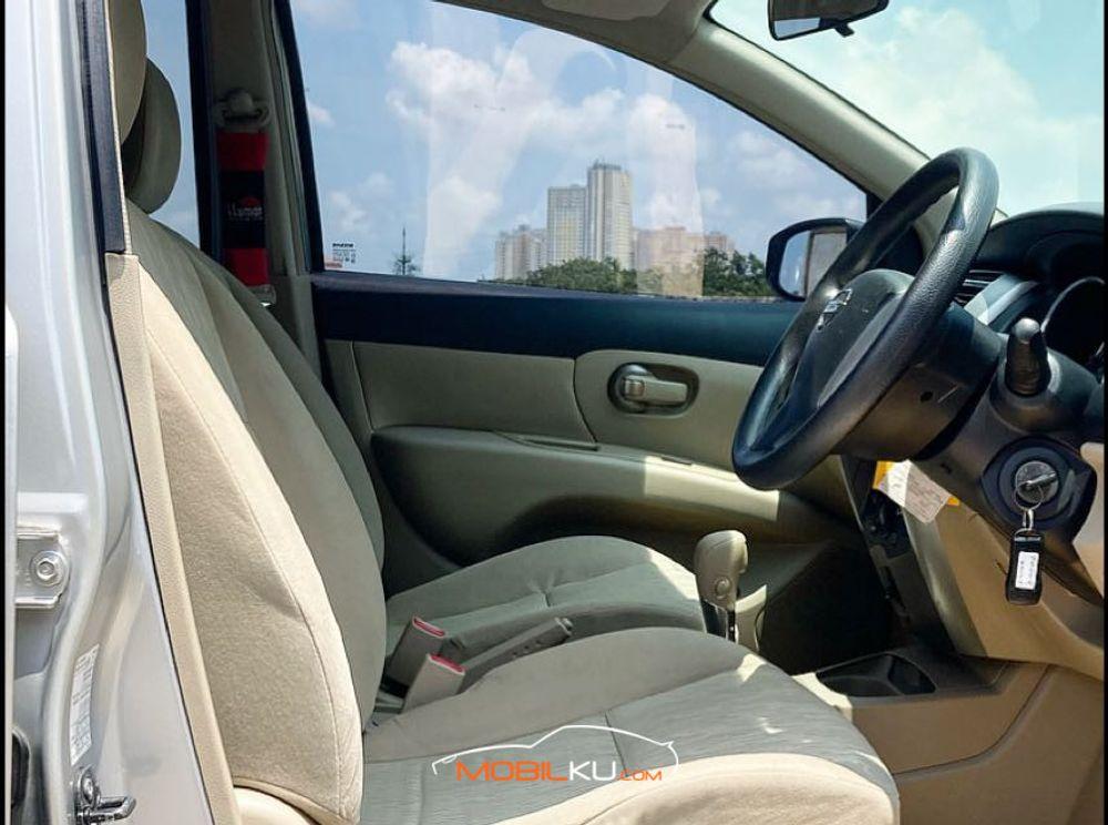 Mobil Nissan Grand Livina 2014