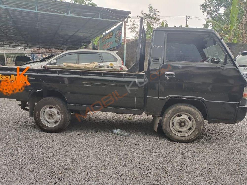 Mobil Mitsubishi L300 2011