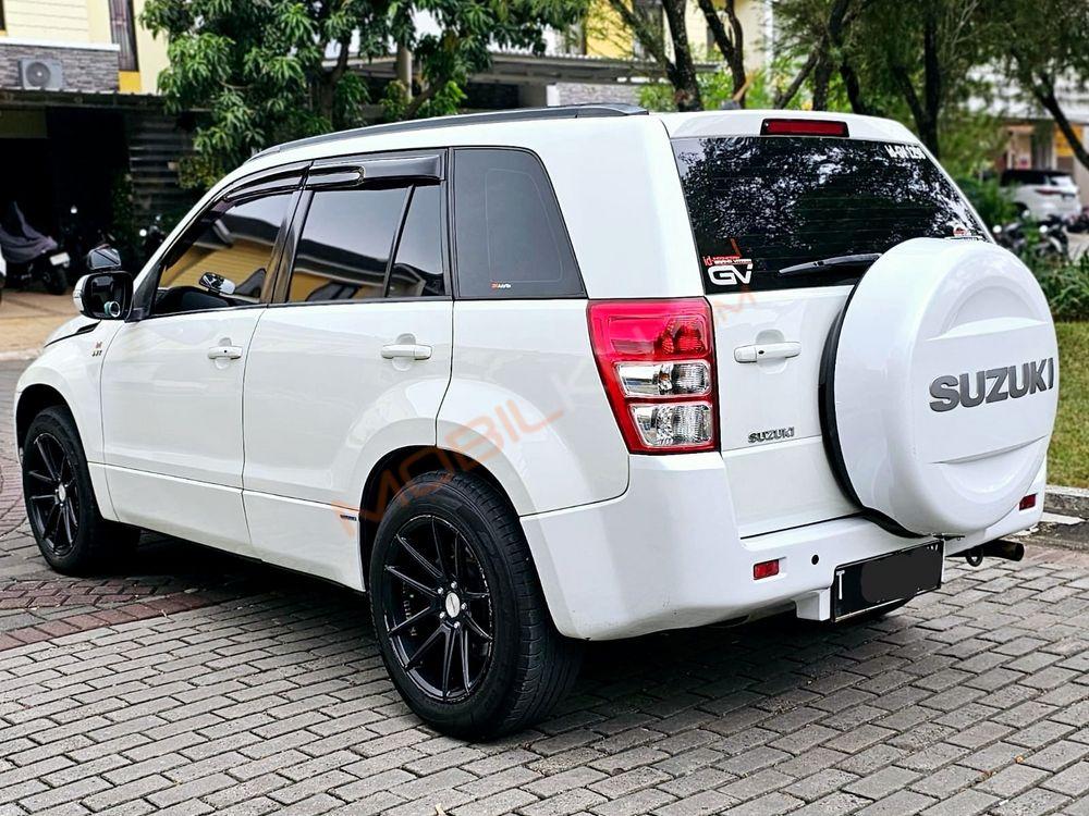 Mobil Suzuki Grand Vitara 2015