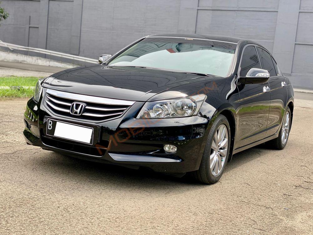 Mobil Honda Accord 2011