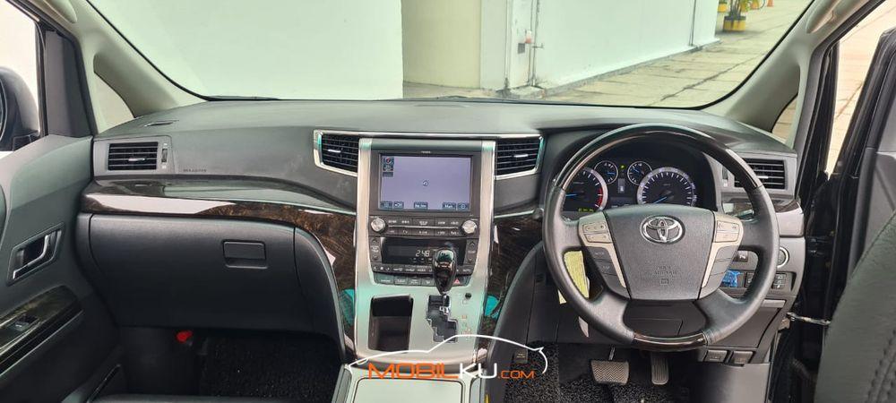 Mobil Toyota Vellfire 2013