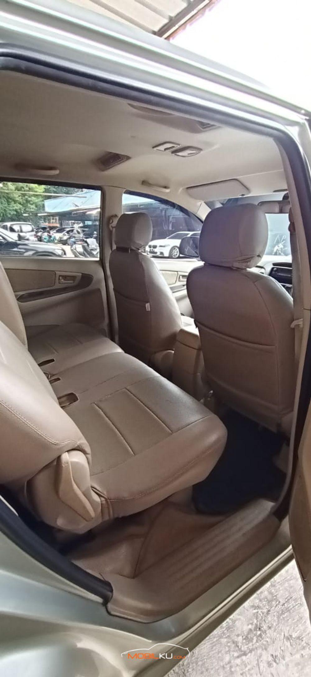 Mobil Toyota Kijang Innova 2006