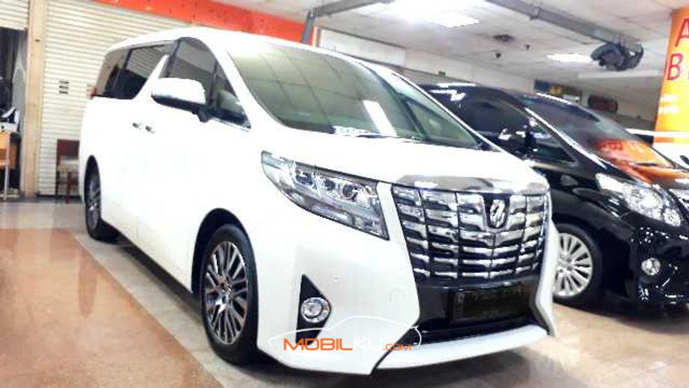 Mobil Toyota Alphard 2015