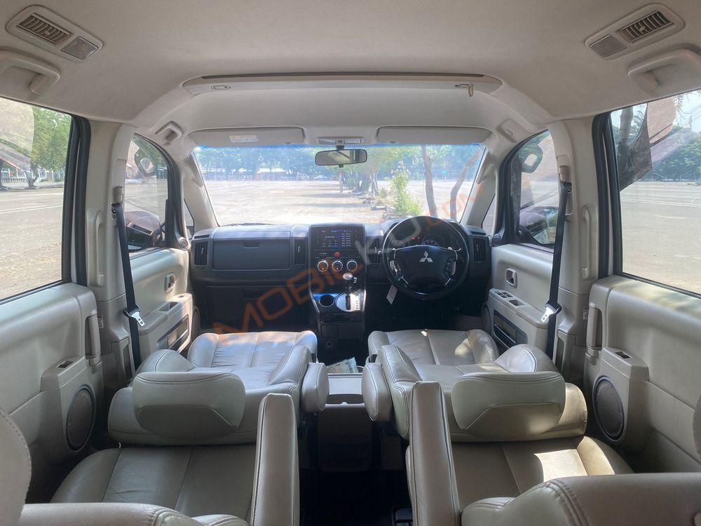 Mobil Mitsubishi Delica 2015