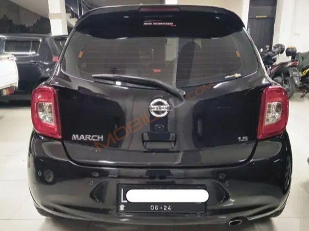 Mobil Nissan March 2012