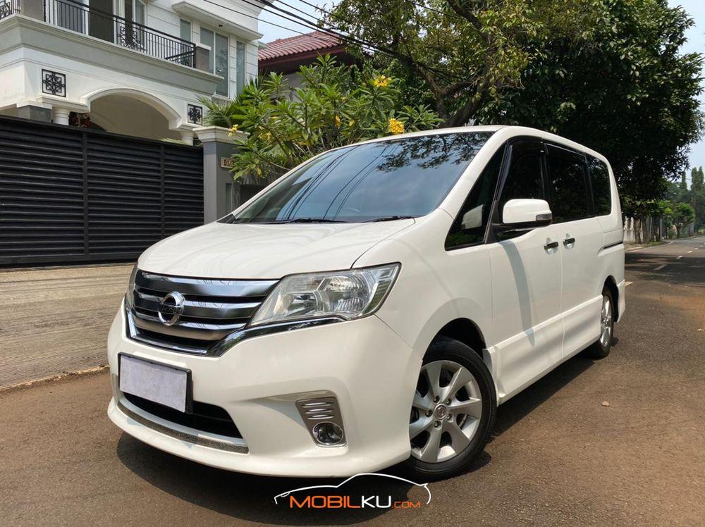 Mobil Nissan Serena 2013
