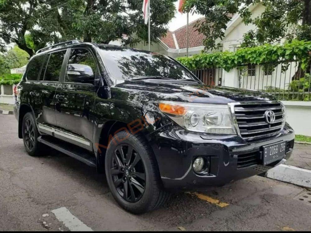 Mobil Toyota Land Cruiser 2012