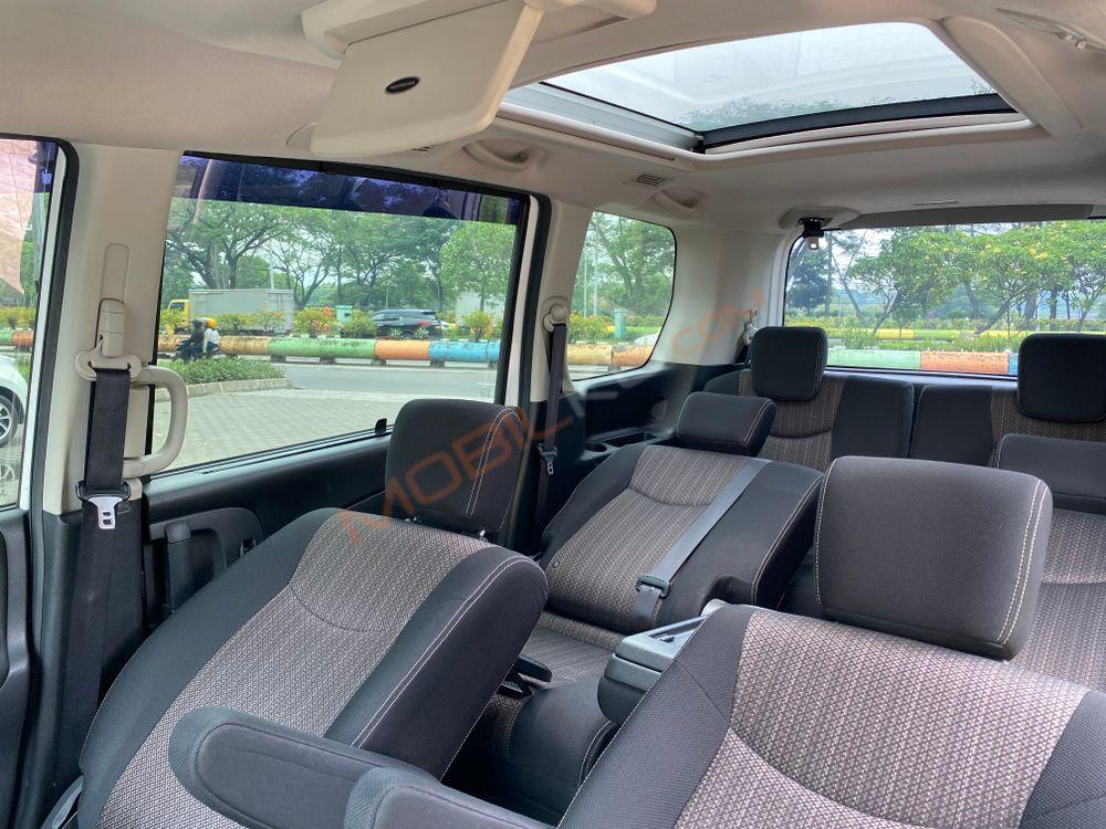 Mobil Nissan Serena 2017