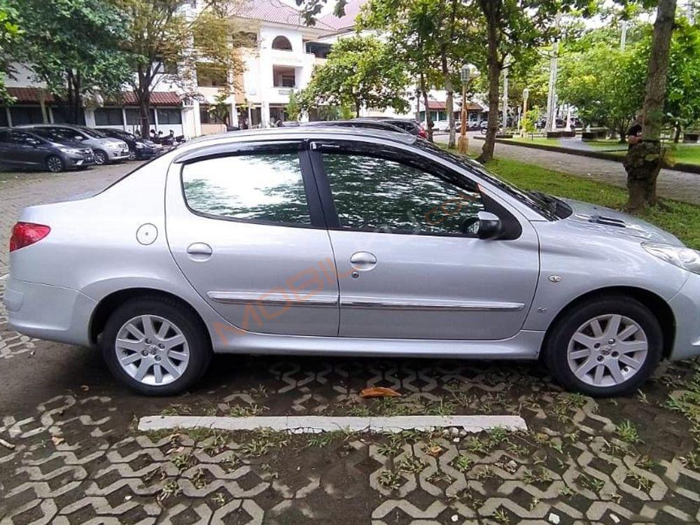 Mobil Peugeot 207 2012