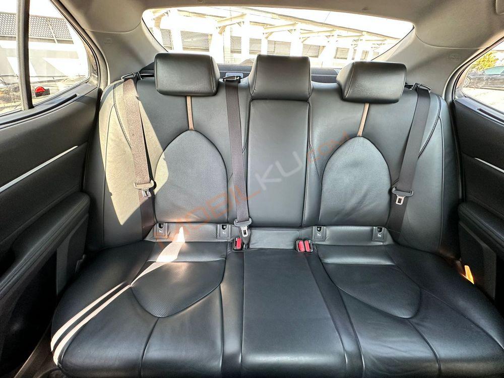 Mobil Toyota Camry 2020