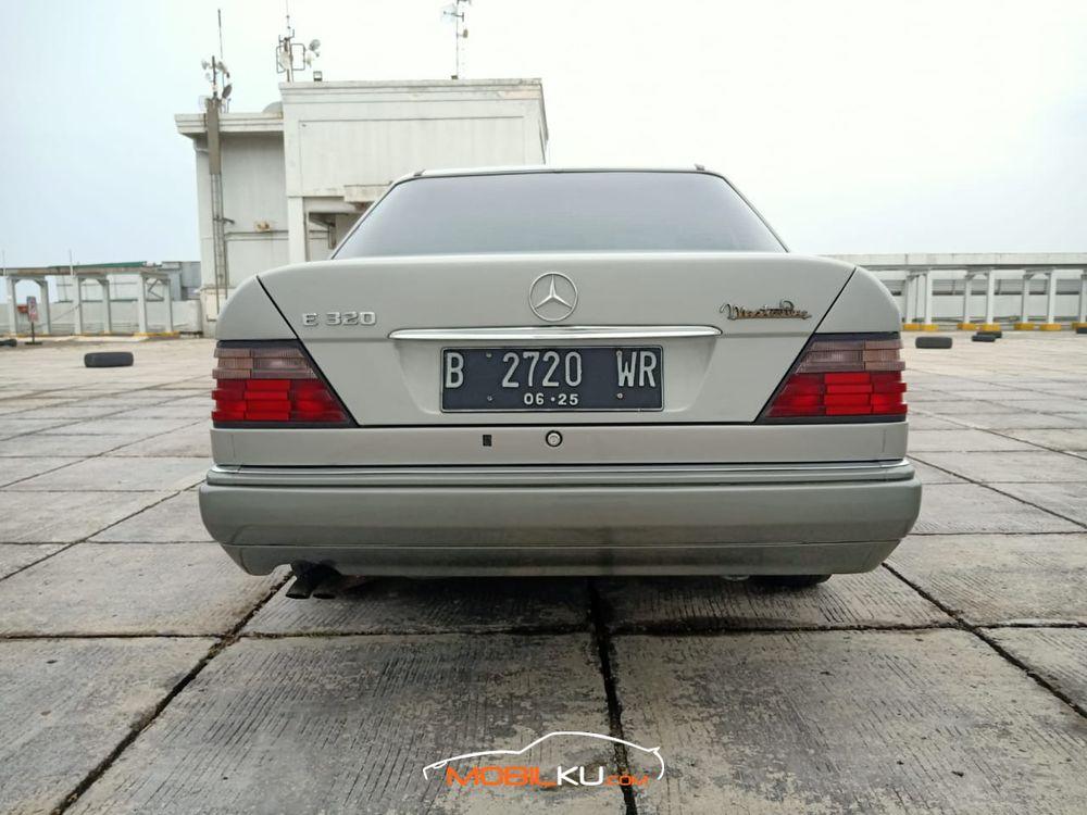 Mobil Mercedes-Benz E-Class 1995