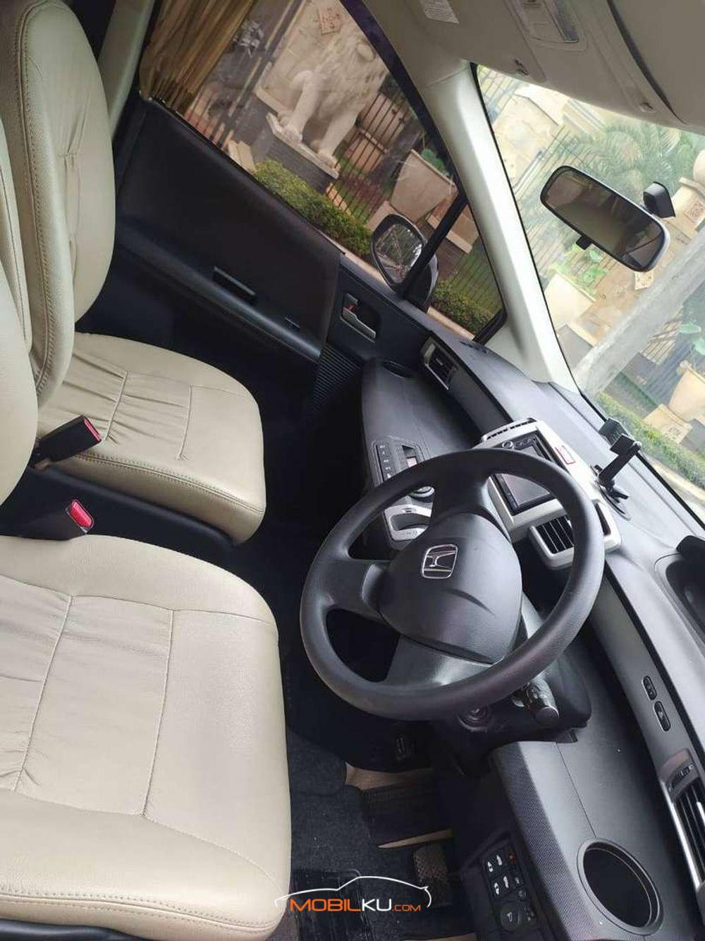 Mobil Honda Freed 2013