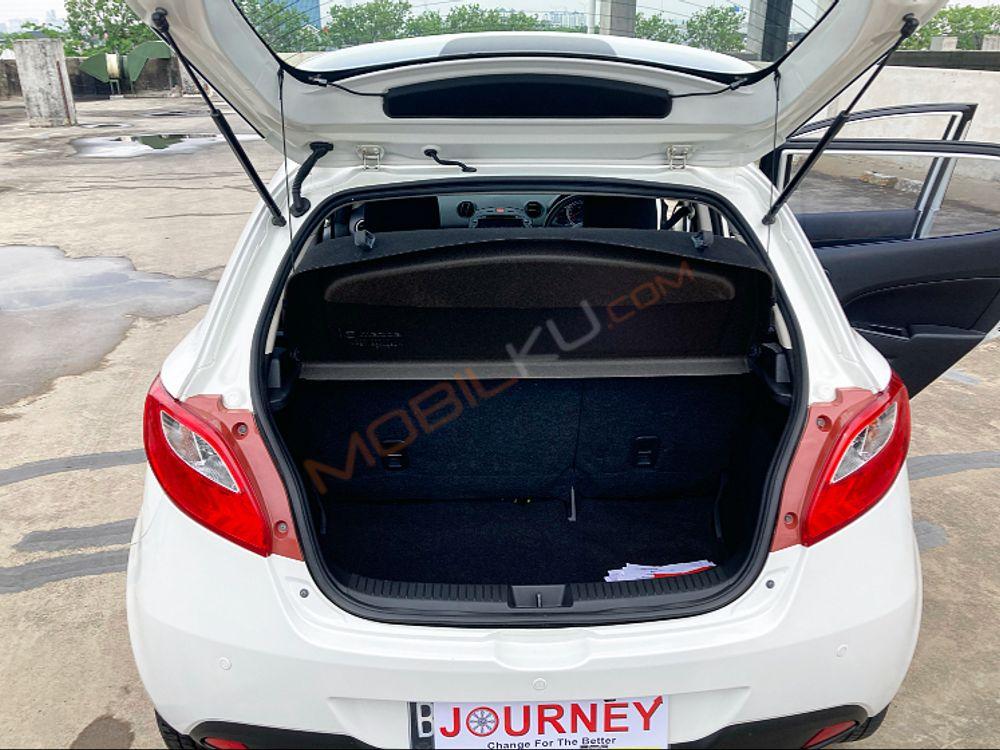 Mobil Mazda 2 Hatchback 2012