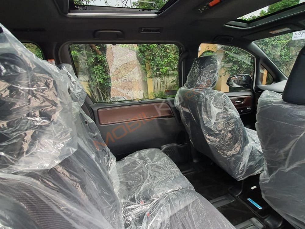 Mobil Toyota Voxy 2020