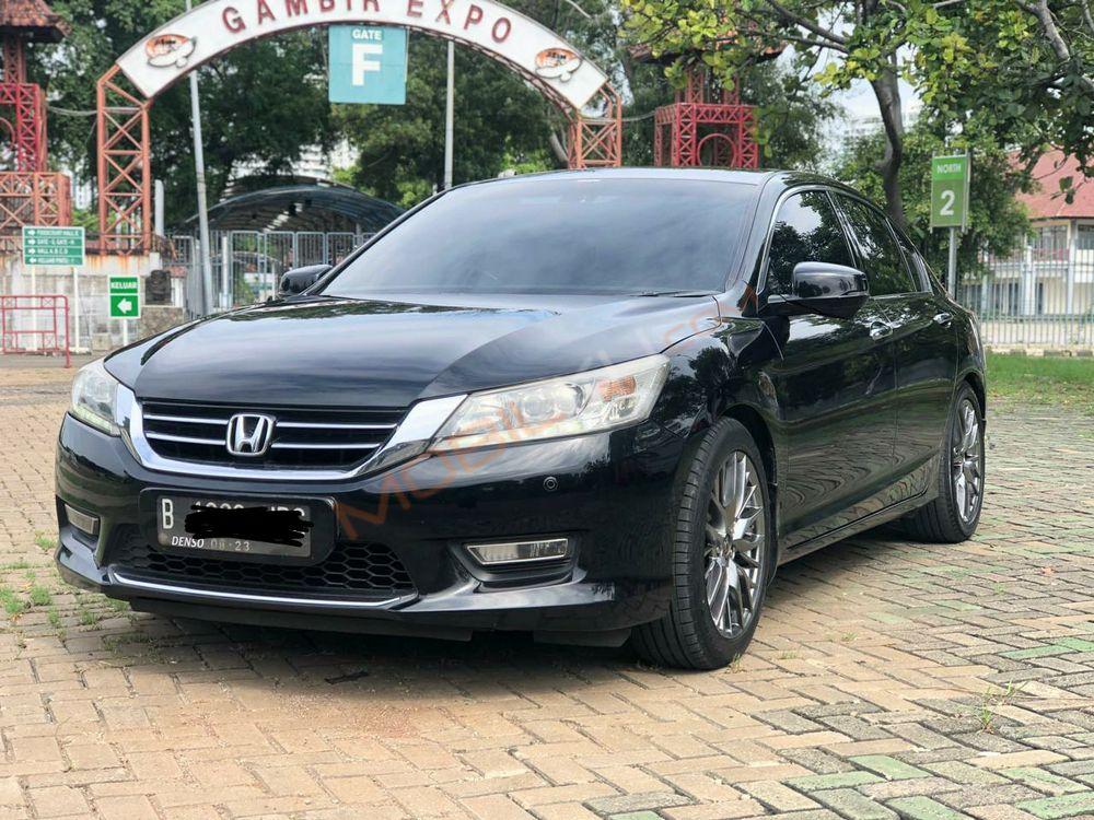 Mobil Honda Accord 2013