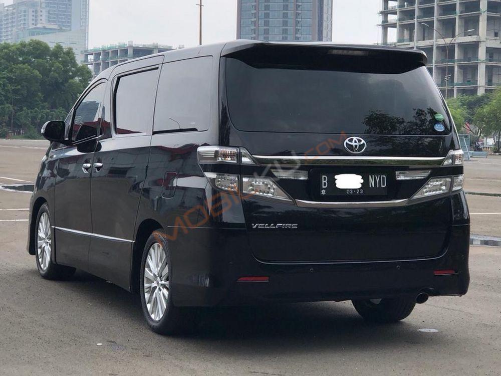 Mobil Toyota Vellfire 2014