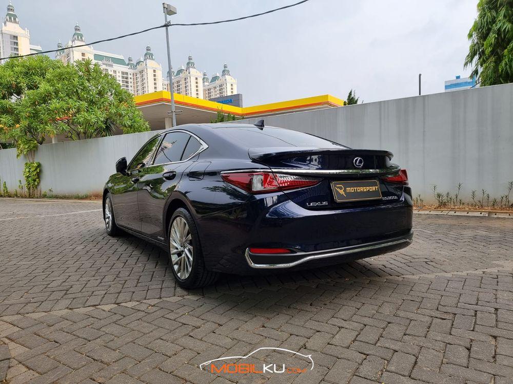 Mobil Lexus ES 2019