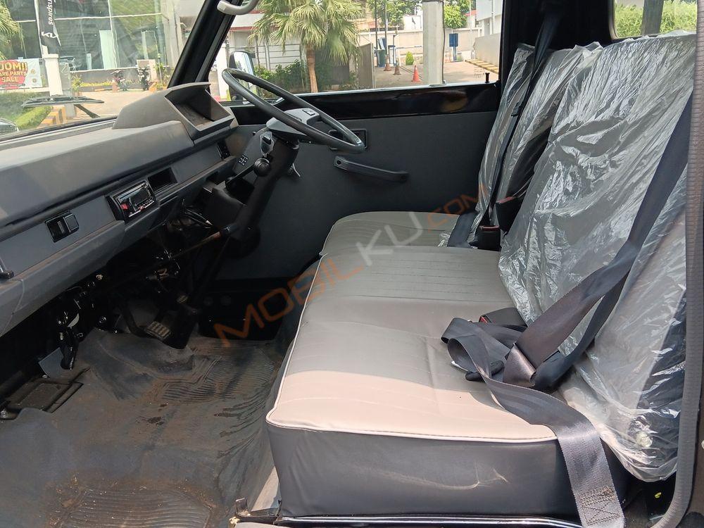 Mobil Mitsubishi L300 2023