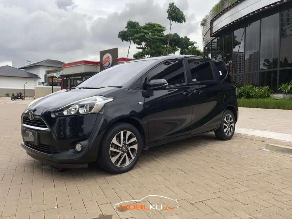 Mobil Toyota Sienta 2008