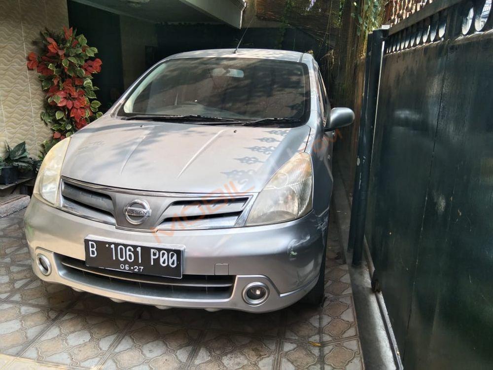 Mobil Nissan Grand Livina 2012
