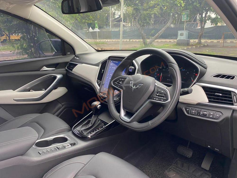 Mobil Wuling Almaz 2021