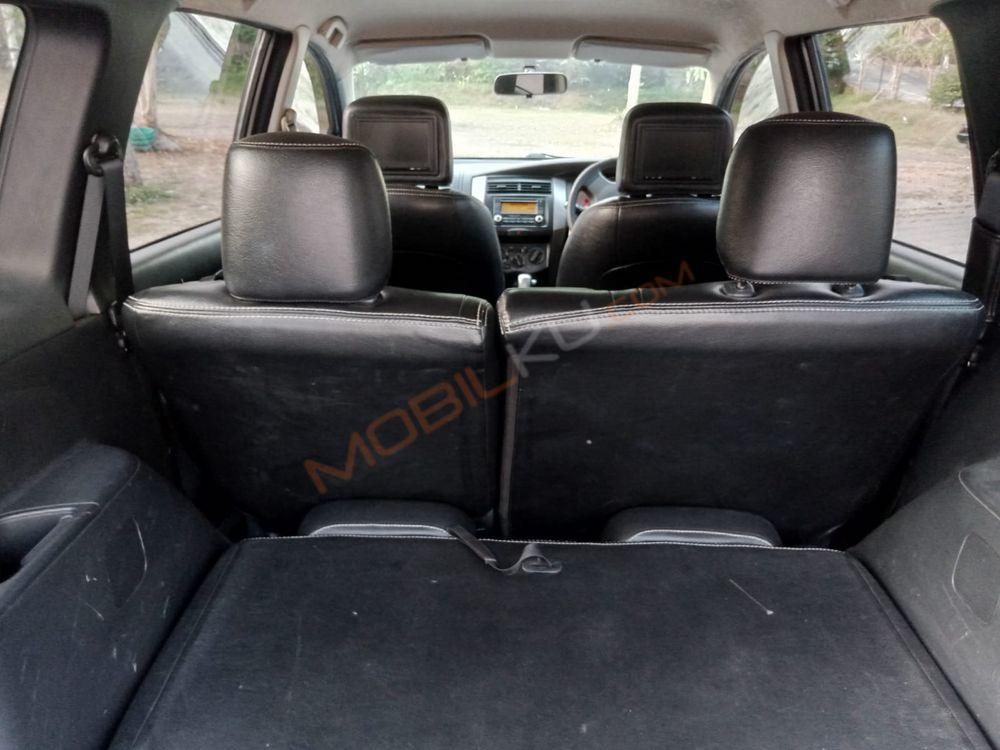 Mobil Nissan Livina 2012