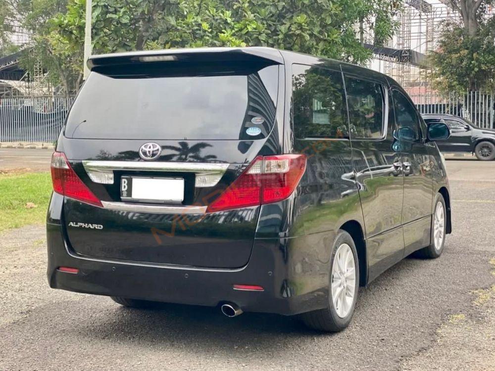 Mobil Toyota Alphard 2009