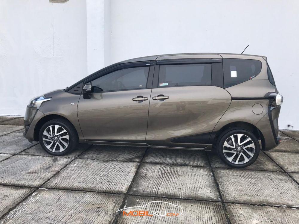 Mobil Toyota Sienta 2017