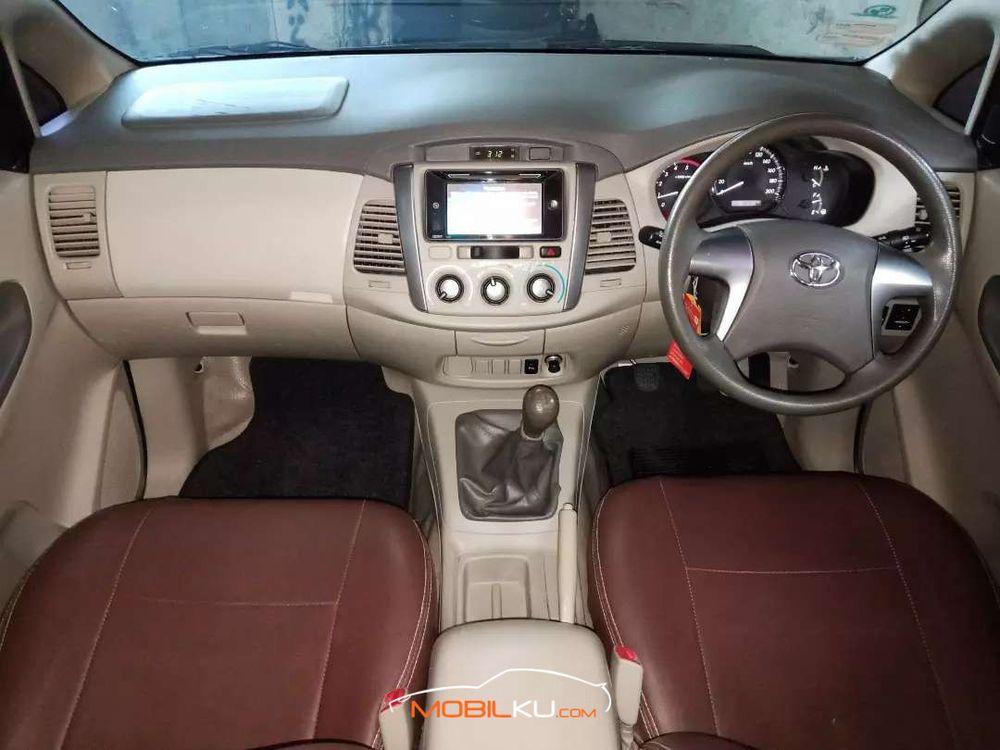 Mobil Toyota Kijang Innova 2013