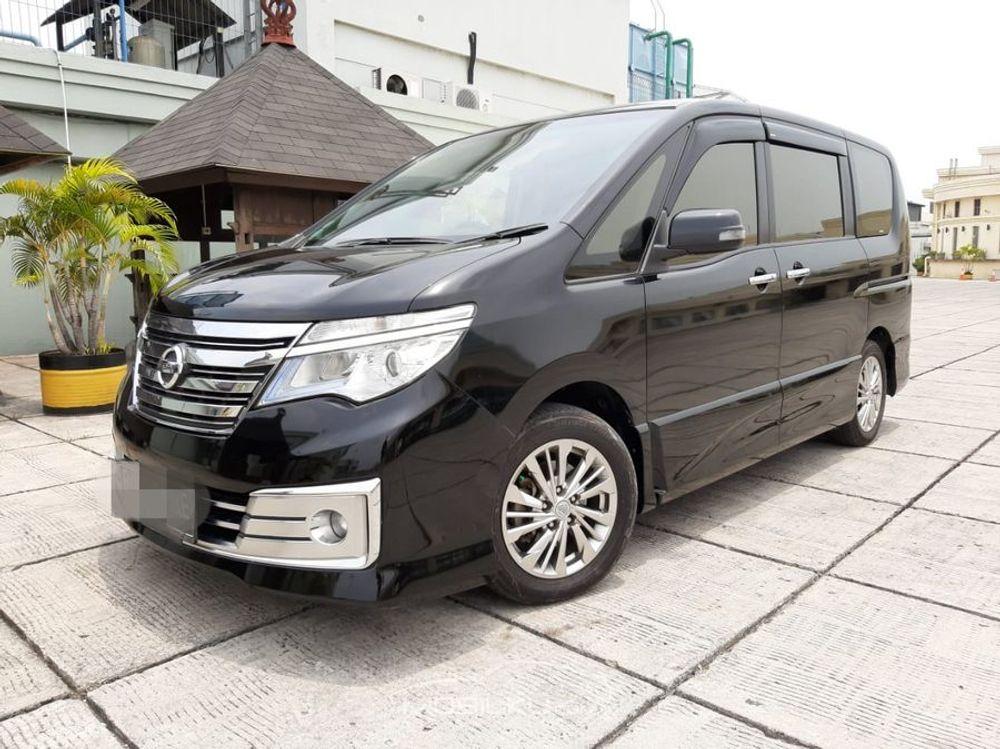 Mobil Nissan Serena 2015
