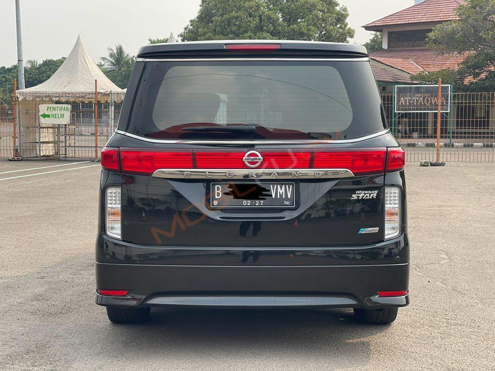 Mobil Nissan Elgrand 2013