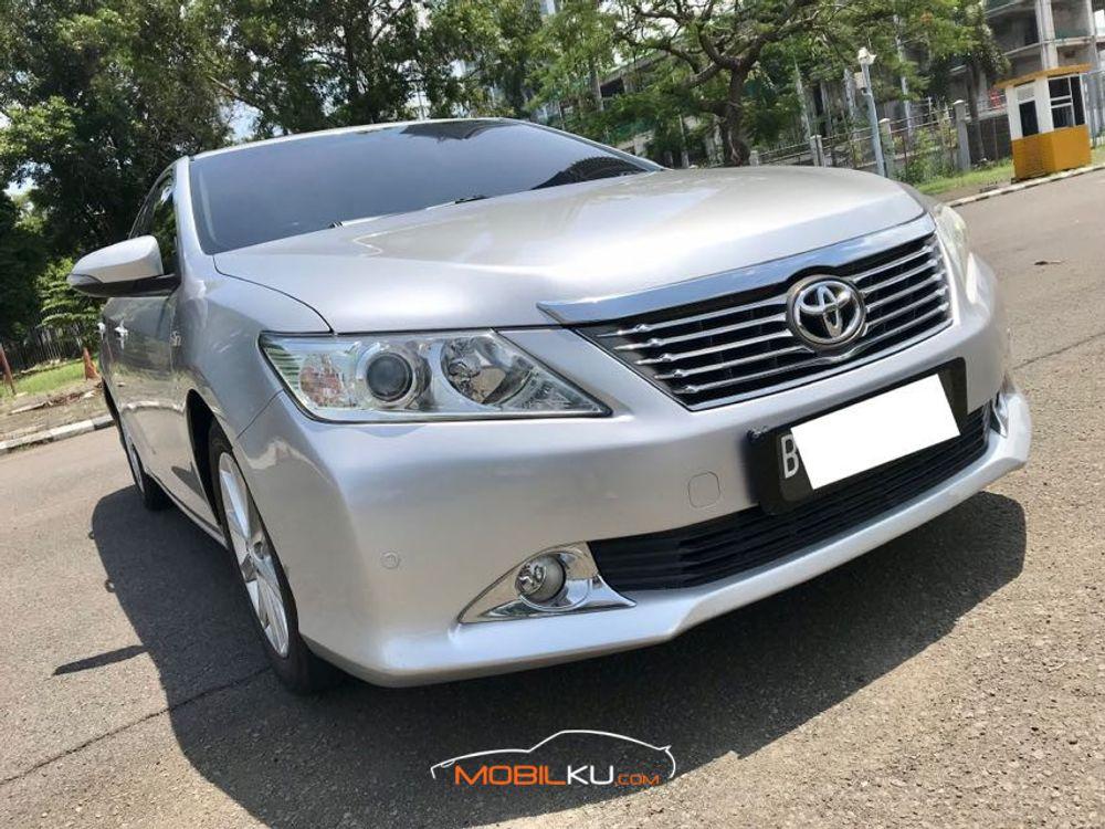 Mobil Toyota Camry 2013