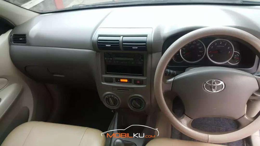 Mobil Toyota Avanza 2010