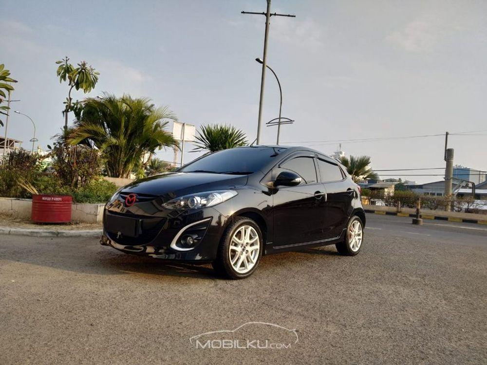 Mobil Mazda 2 Hatchback 2013