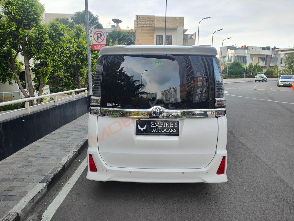 Mobil Toyota Voxy 2018