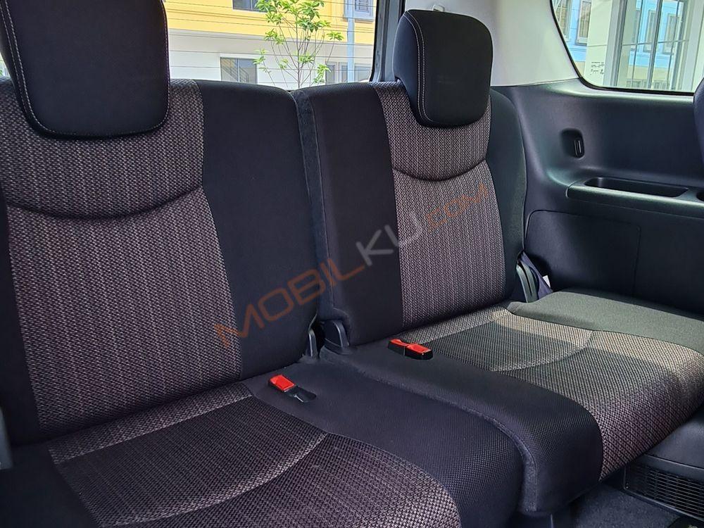 Mobil Nissan Serena 2017