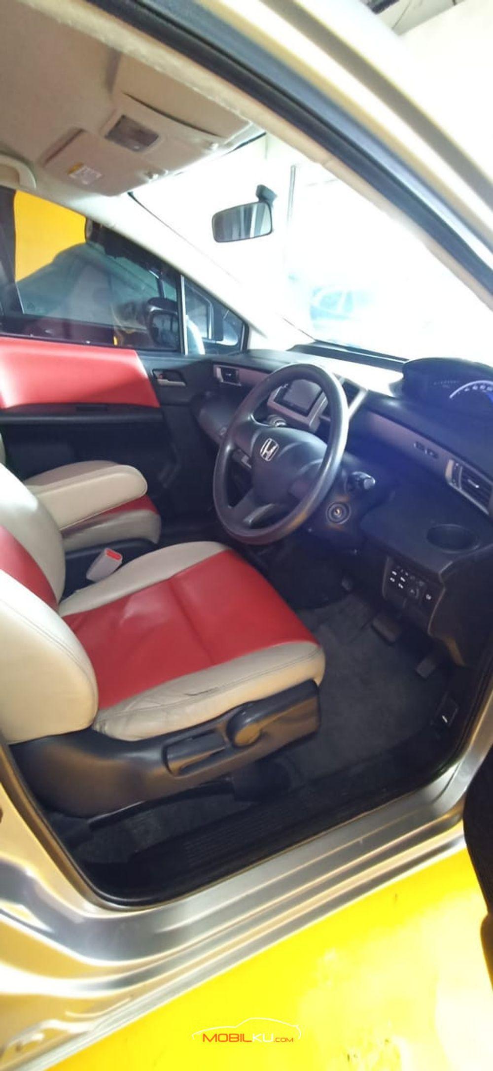 Mobil Honda Freed 2012