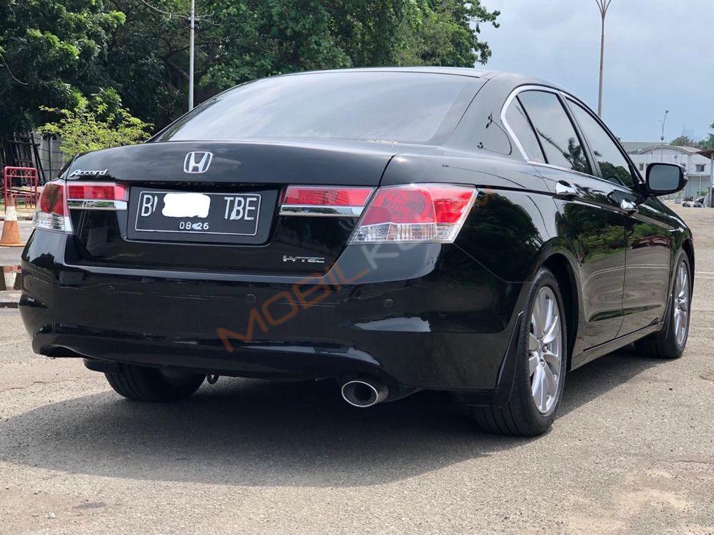 Mobil Honda Accord 2011
