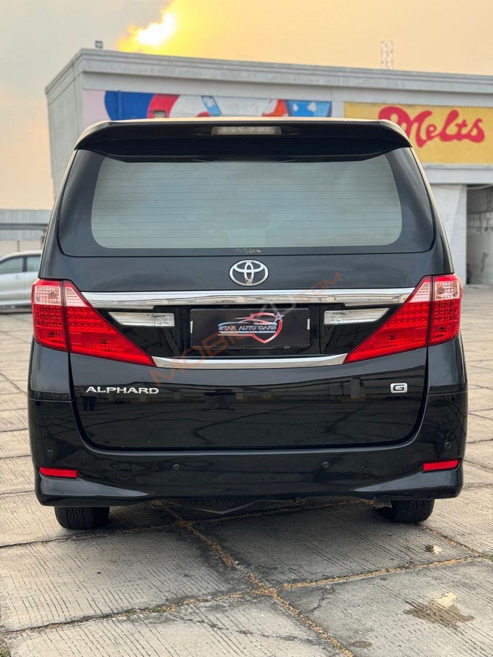 Mobil Toyota Alphard 2014