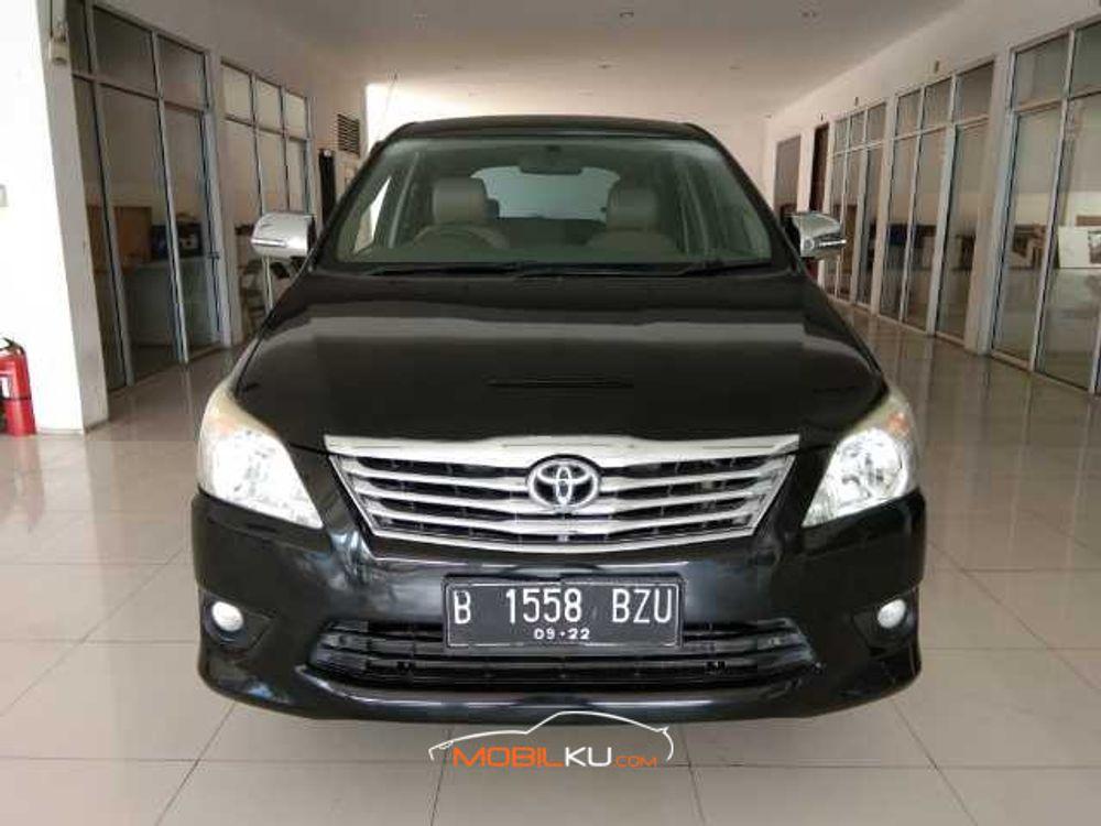 Mobil Toyota Kijang Innova 2012