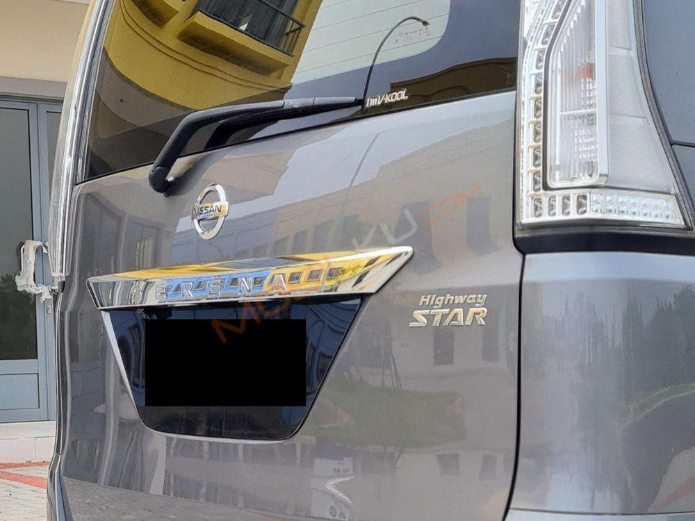 Mobil Nissan Serena 2017