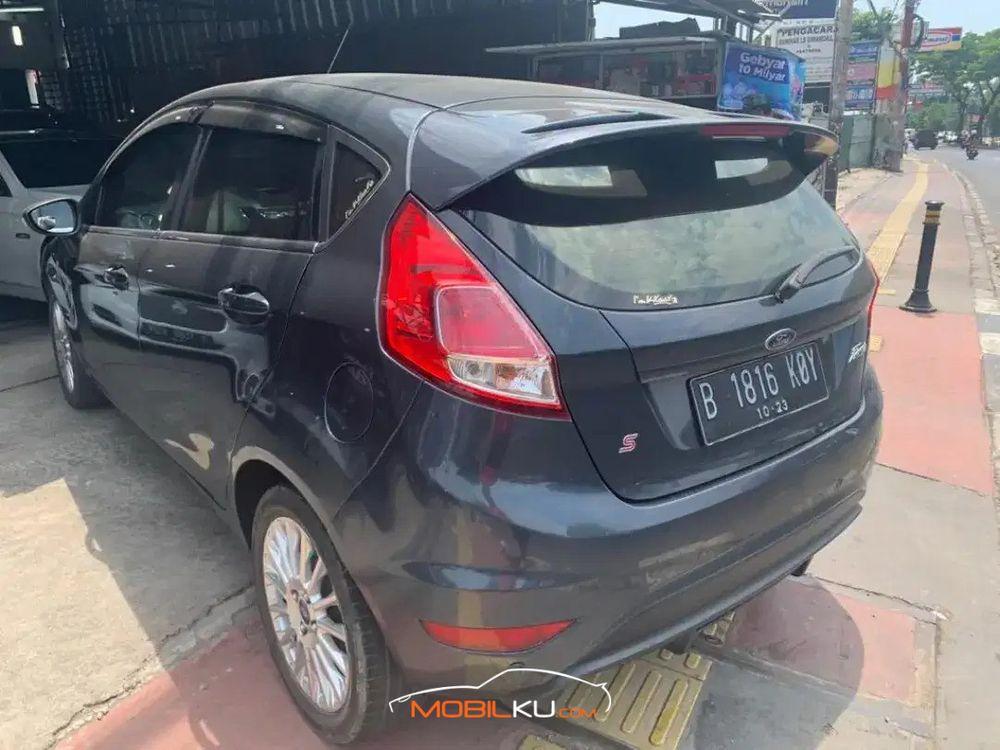 Mobil Ford Fiesta 2013