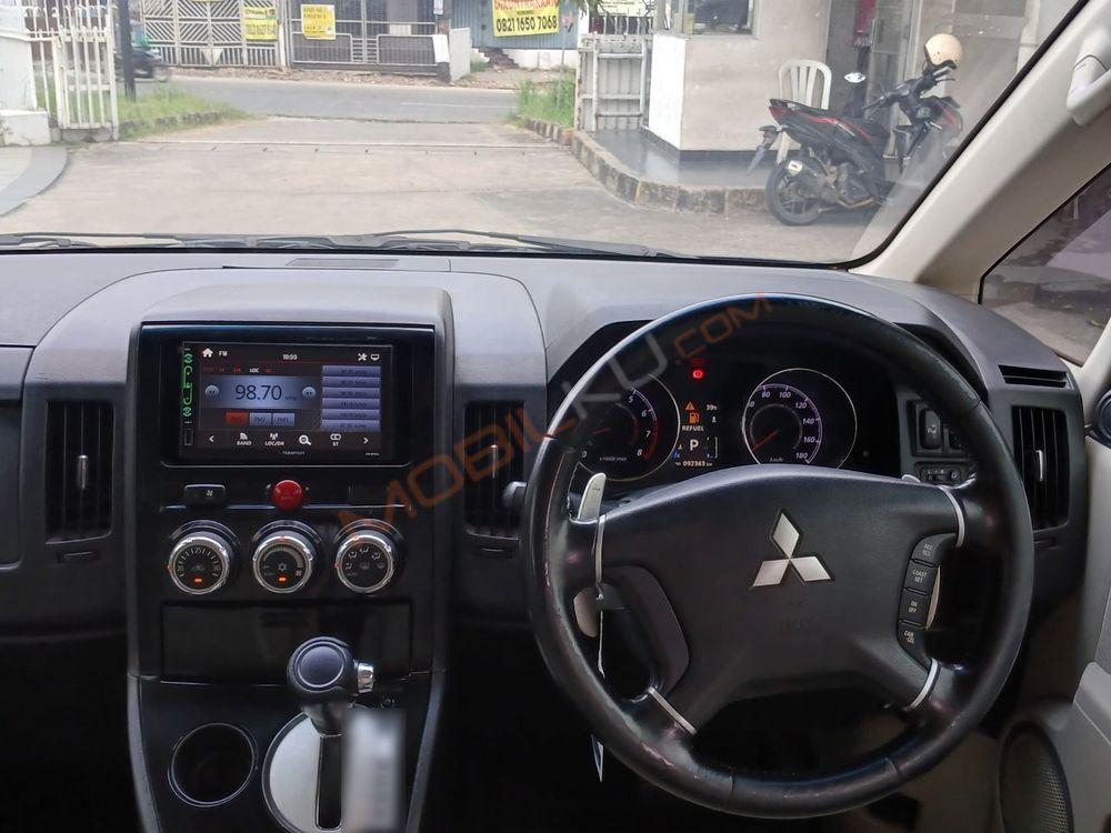 Mobil Mitsubishi Delica 2015