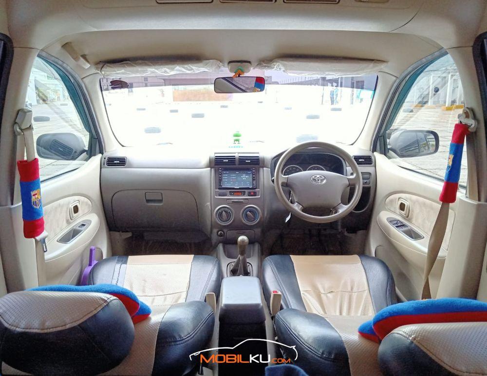 Mobil Toyota Avanza 2011