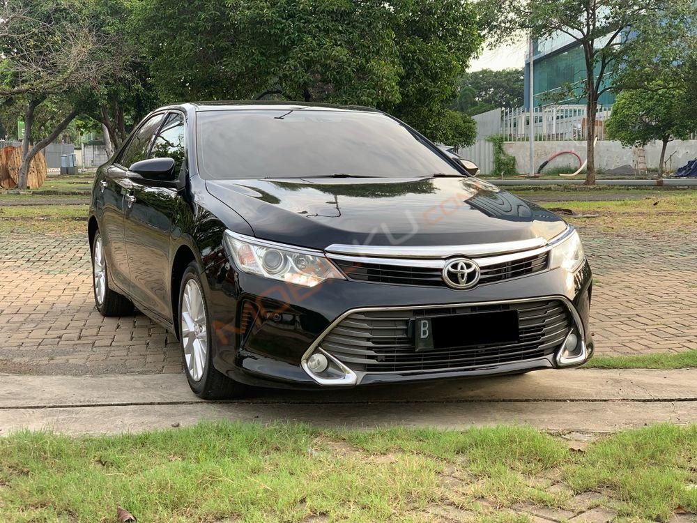 Mobil Toyota Camry 2015