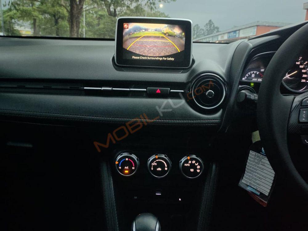 Mobil Mazda 2 Hatchback 2015