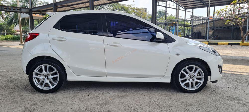 Mobil Mazda 2 Hatchback 2013